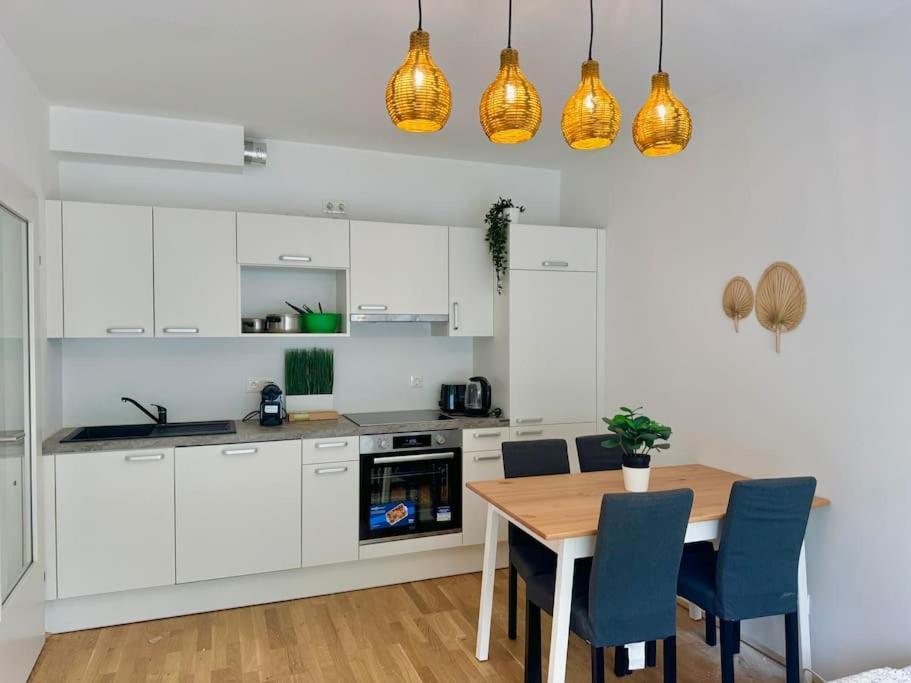 Rooftop Apartment With Balcony & Free Parking Wenen Buitenkant foto